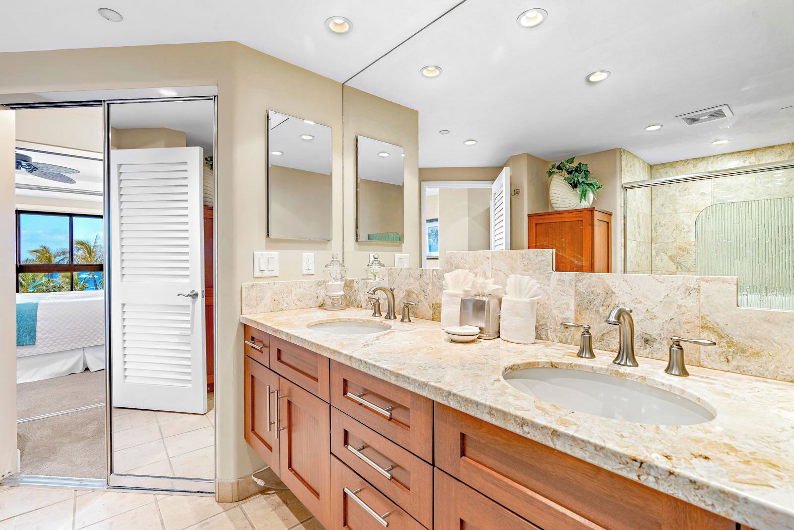 Combined shower/tub, hair dryer, towels