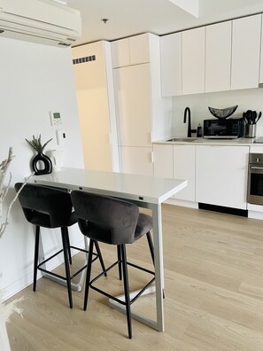 Kühlschrank, Mikrowelle, Herdplatte, Geschirrspüler