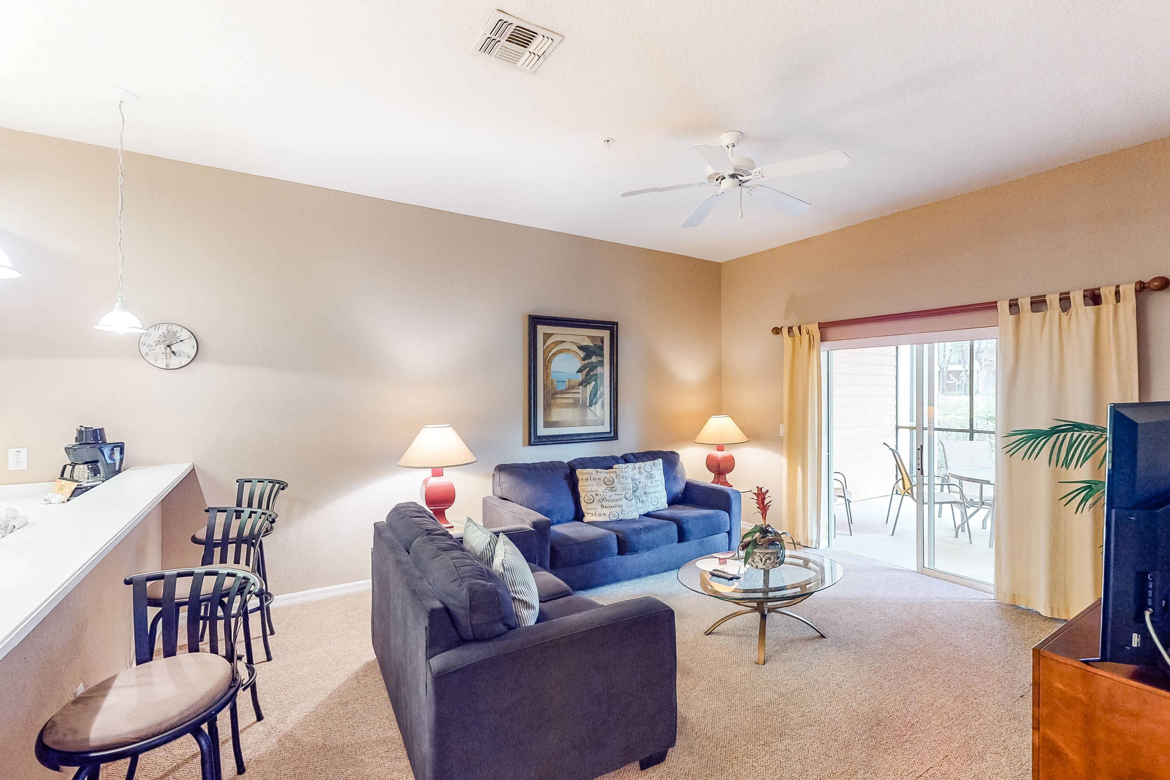 テレビ、DVD プレーヤー、テーブルサッカー台、卓球台