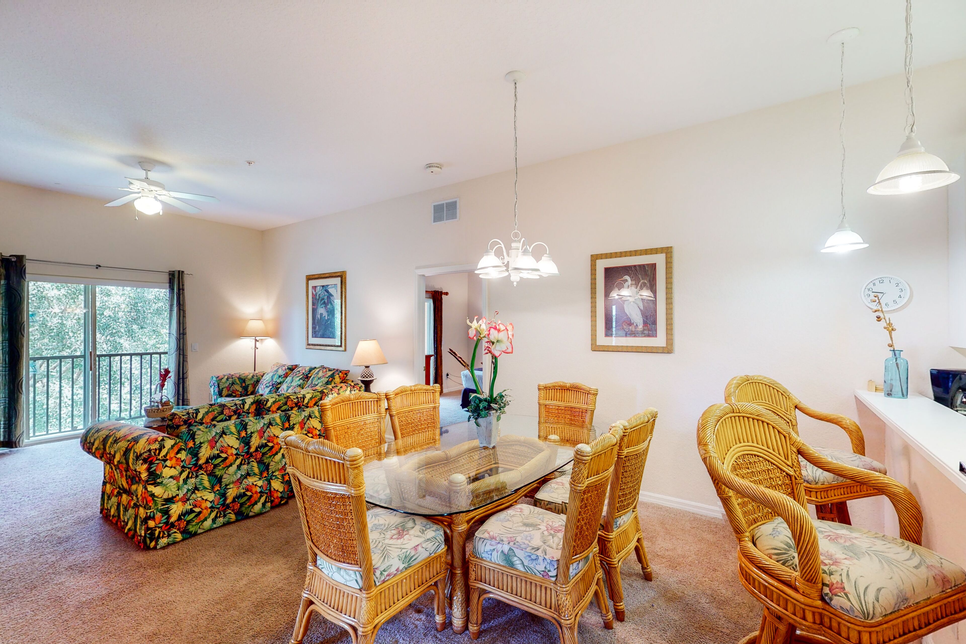 3rd floor condo w/ shared pools, sauna, restaurant, gym, near theme parks