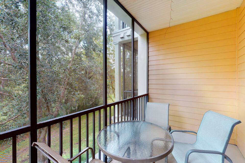 2nd floor condo w\/ restaurant, gym, basketball court, balcony, near theme parks
