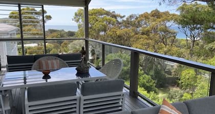 Avalon Beach Vibrant Treehouse mins to village+beach. Pet friendly with yard.