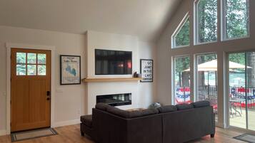 Una Smart TV, una chimenea