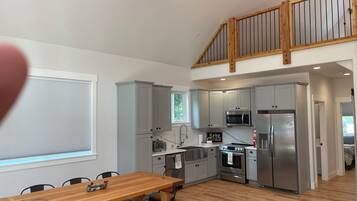 Frigorífico, microondas, horno y placa de cocina