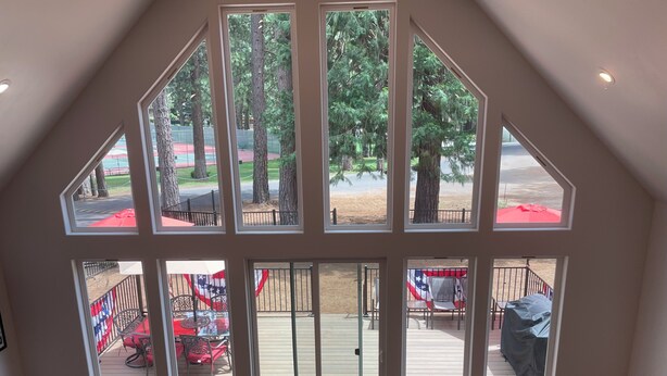Una habitación amplia con grandes ventanales que dan a una terraza.