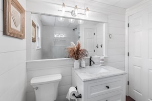 Douche, sèche-cheveux, serviettes fournies, papier toilette