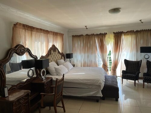 5 Bed House - Sleeps 10 - Pool - Parking - Wifi