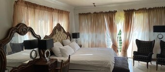 5 Bed House - Sleeps 10 - Pool - Parking - Wifi