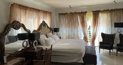 5 Bed House - Sleeps 10 - Pool - Parking - Wifi