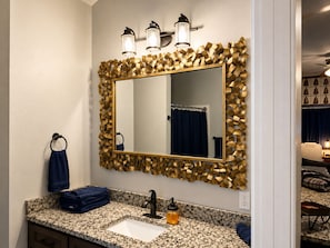 Shower, hair dryer, towels, soap - Quiet Farm Guesthouse Near Lake Houston (Crosby)