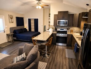 Desk, iron/ironing board, free WiFi, bed sheets - Quiet Farm Guesthouse Near Lake Houston (Crosby)
