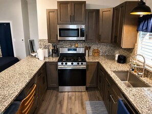 Coffee/tea maker, fridge, microwave, oven - Quiet Farm Guesthouse Near Lake Houston (Crosby)