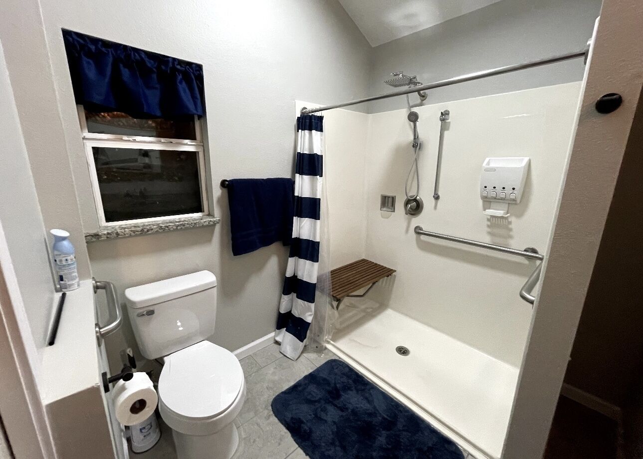 Regadera, secadora de cabello, toallas, jabón 