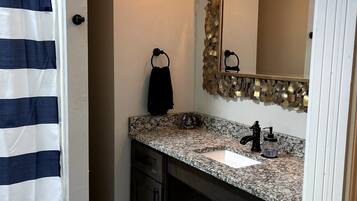 Suihku, hiustenkuivaaja, pyyhkeet, saippua