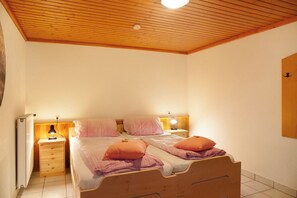 2 bedrooms, free WiFi, bed sheets, wheelchair access