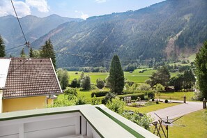 Property grounds - Apartment "Flying Hirsch" at Molltaler Appartements with Mountain View, Balcony & Wi-Fi (Stall)