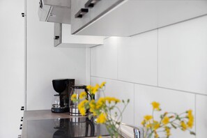 Réfrigérateur, micro-ondes, four, plaque de cuisson