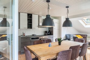 Een koelkast, een microgolfoven, een oven, een kookplaat