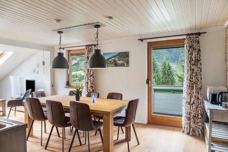 Dining. Apartment "Gletscherblick" at Molltaler Appartements with Mountain View, Balcony & WiFi
