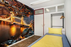 6 bedrooms, free WiFi, bed sheets - Vacation Home "Commune88 East" with Shared Terrace & Wi-Fi (Friedrichshafen, Germany)