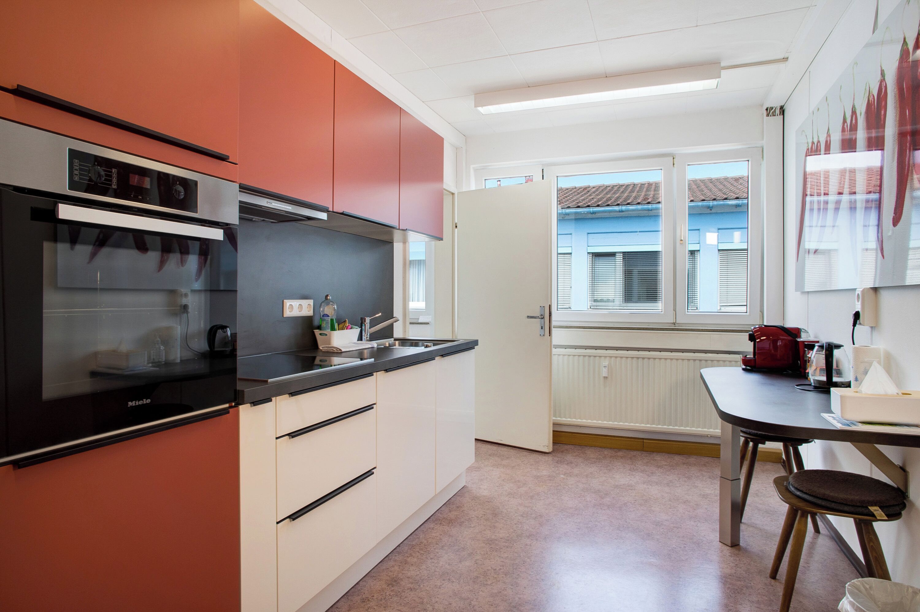 Réfrigérateur, micro-ondes, plaque de cuisson, lave-vaisselle