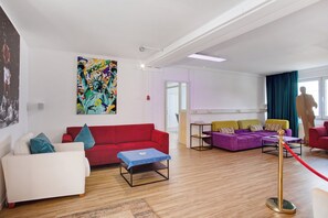 Interior - Vacation Home "Commune88 East" with Shared Terrace & Wi-Fi (Friedrichshafen, Germany)