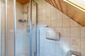 Douche, sèche-cheveux, serviettes fournies
