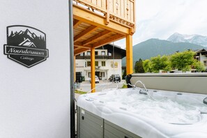Outdoor spa tub - Holiday home 'Bubbelen Aan De Piste' with mountain view, terrace, jacuzzi and WiFi (Kötschach)