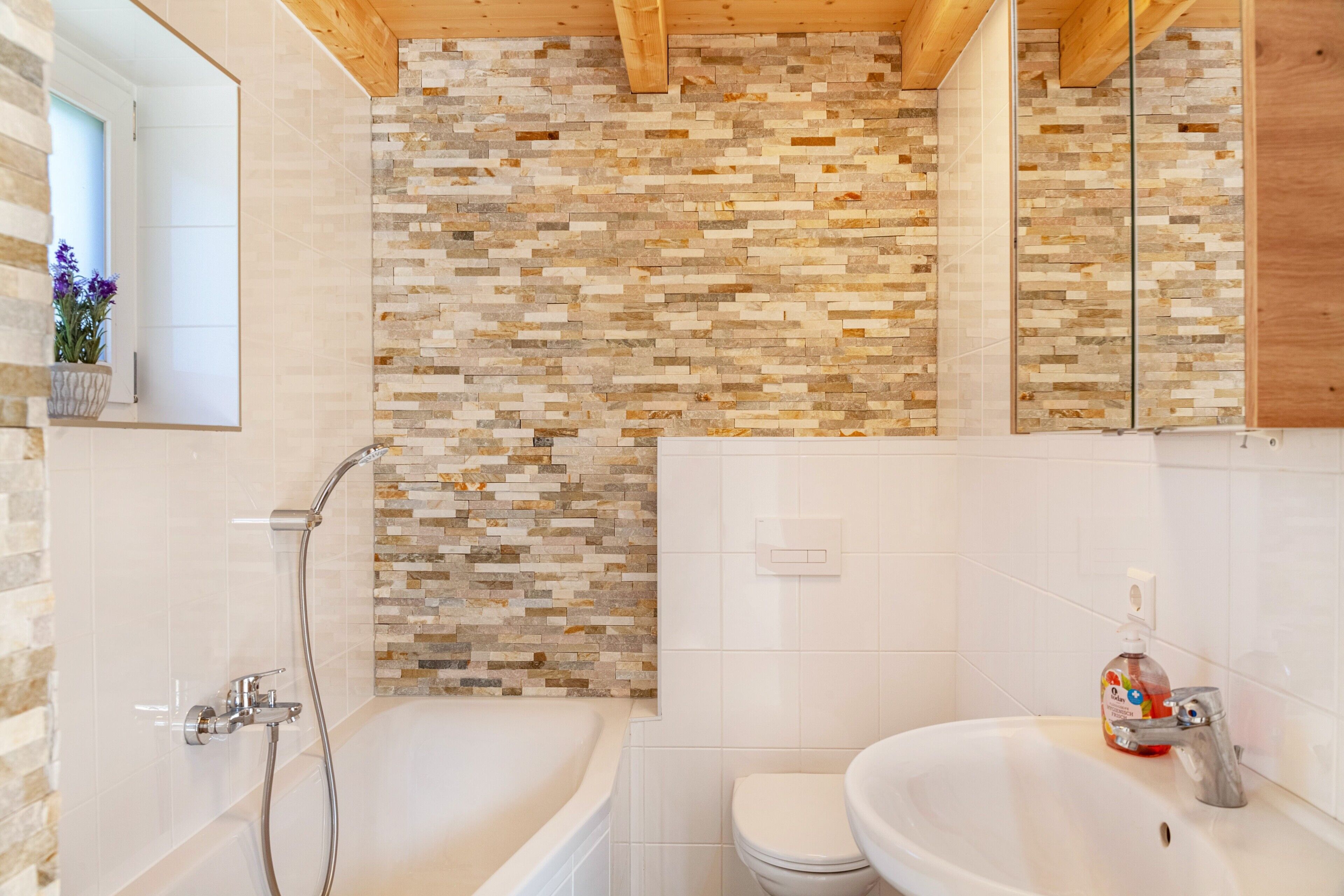 Bathtub, towels