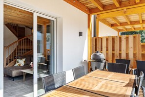 Outdoor dining - Holiday home 'Bubbelen Aan De Piste' with mountain view, terrace, jacuzzi and WiFi (Kötschach)