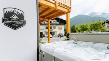 Tina de hidromasaje al aire libre