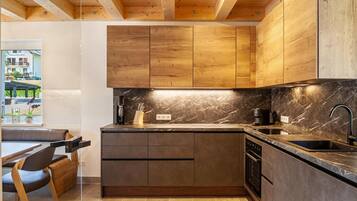 Een koelkast, een magnetron, een oven, een kookplaat