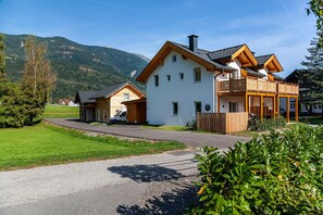 Exterior - Holiday home 'Bubbelen Aan De Piste' with mountain view, terrace, jacuzzi and WiFi (Kötschach)