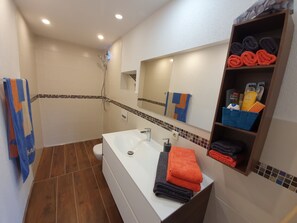 Een douche, gratis toiletartikelen, een haardroger, handdoeken