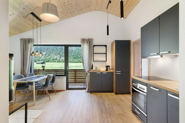 Jääkaappi, uuni, liesi, astianpesukone