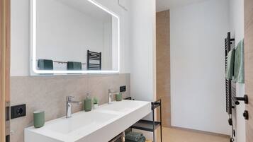 Dusche, Haartrockner, Handtücher