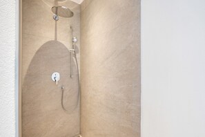 Douche, sèche-cheveux, serviettes fournies