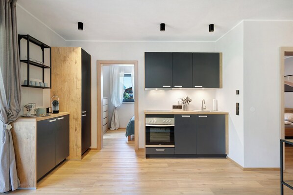 Fridge, oven, stovetop, dishwasher