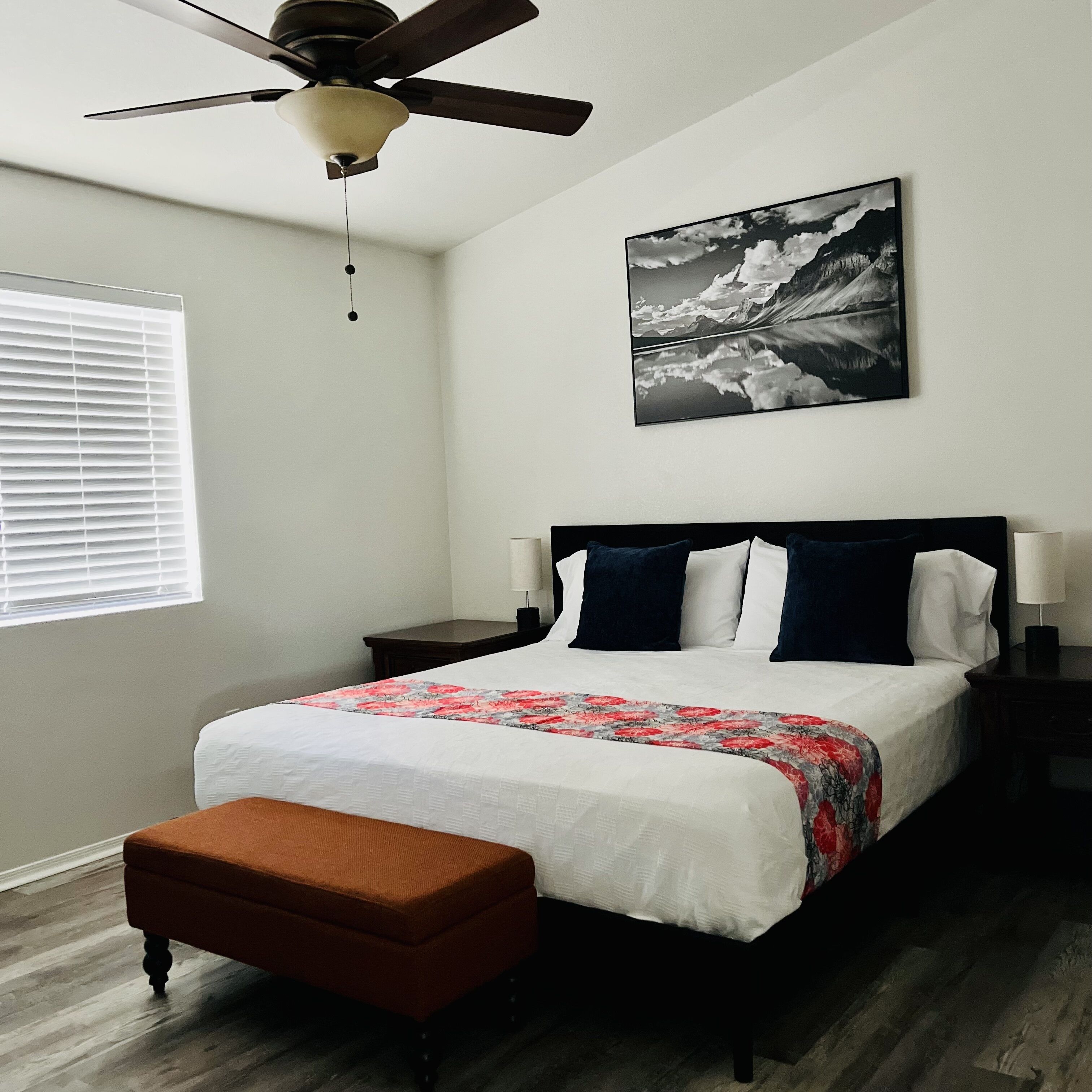 3 habitaciones, escritorio y tabla de planchar con plancha 