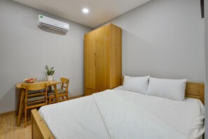 1 bedroom, iron/ironing board, WiFi - Quiet & New Studio, Fully Furnished, Central Le Van Sy, District 3 (Thành phố Hồ Chí Minh)