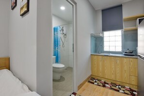 Haartrockner, Handtücher, Seife, Toilettenpapier