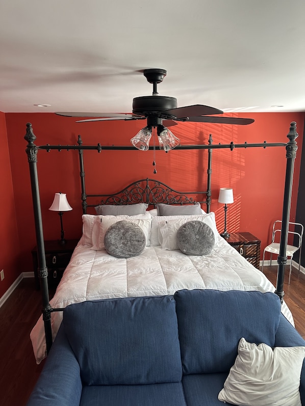 1 habitación, escritorio, tabla de planchar con plancha y cuna de viaje 