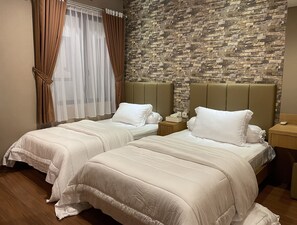5 bedrooms, iron/ironing board, WiFi, bed sheets - Villa La Vimala at Vimala Hills Megamendung Bogor with 5 Bedroom & 4 Bathroom (Jawa Barat)