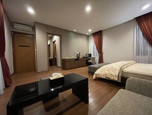 5 bedrooms, iron/ironing board, WiFi, bed sheets - Villa La Vimala at Vimala Hills Megamendung Bogor With 5 Bedroom & 4 Bathroom (Jawa Barat)