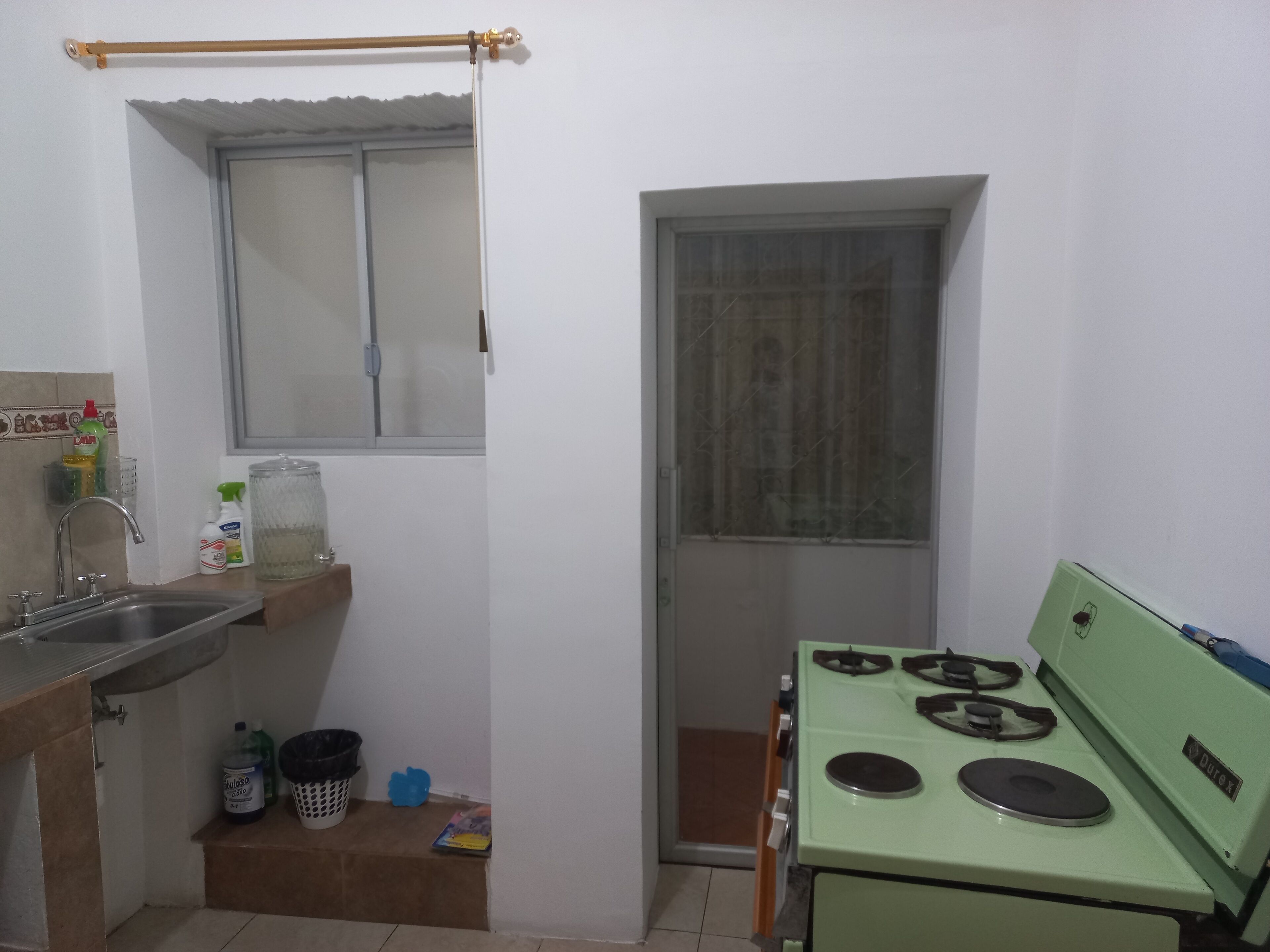 Secador de pelo, toallas, jabón y champú