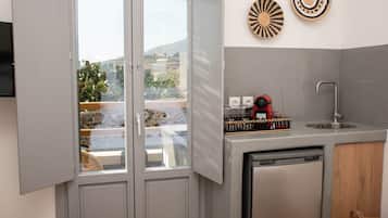 Superior room with outdoor hot tub | Private kitchenette | Mini-fridge, microwave, coffee/tea maker