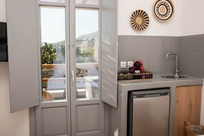 Superior room with outdoor hot tub | Cocineta privada | Frigobar, microondas y cafetera y tetera 