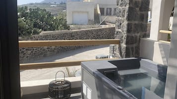 Superior room with outdoor hot tub | Vista dalla camera