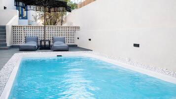 Een seizoensgebonden buitenzwembad