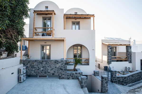 Vista frontal de la propiedad